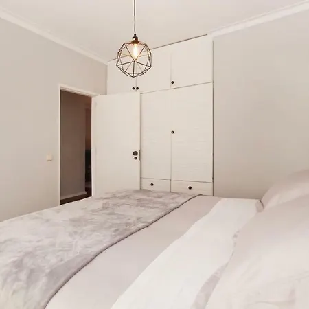 Barbara's House - Minho's Guest