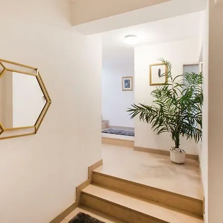 Barbara's House - Minho's Guest *