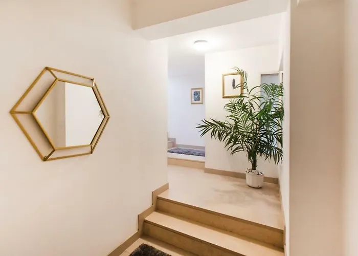 Barbara's House - Minho's Guest *